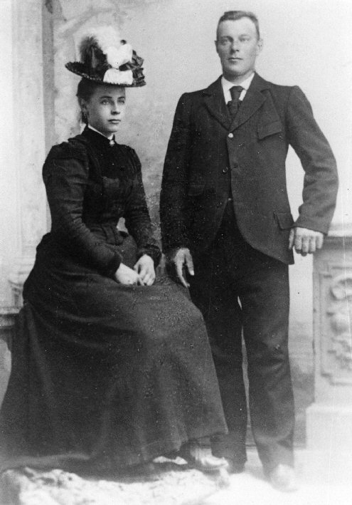 Marriage picture Rijkje Pul with Jan van der Vliet